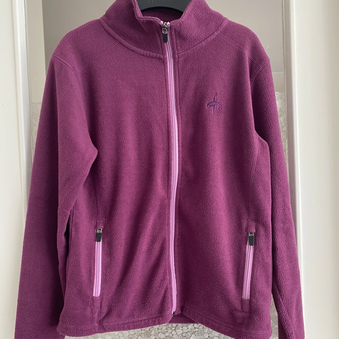 Lila fleecejacka med dragkedja