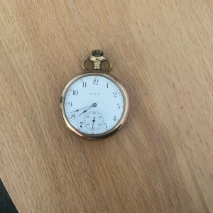 Elgin klocka - Väldigt fin mekanisk urklocka från märket Elgin. Tveka inte att höra av er vid funderingar. 