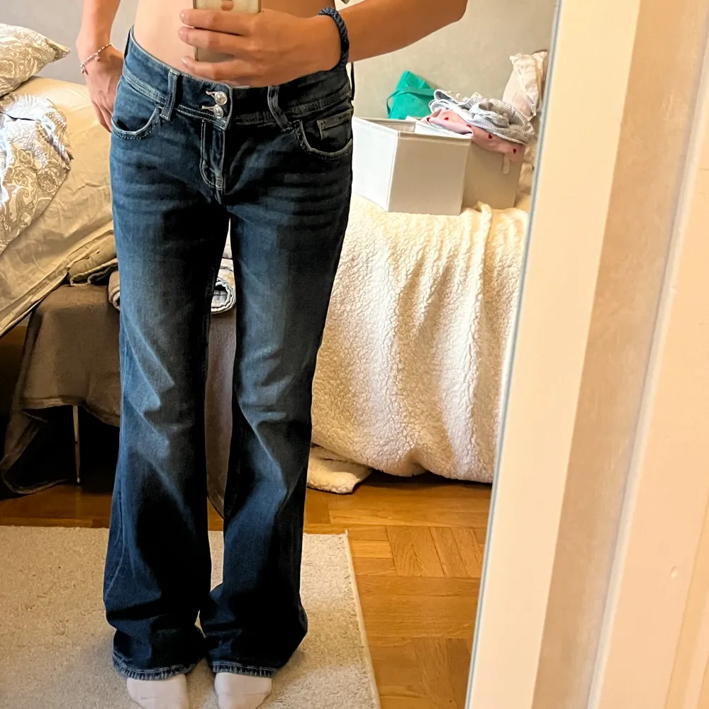 Säljer dessa trendiga hm jeans eftersom de är för stora för mig. Det är därför dem ser så baggy ut på bilderna (det är mina bilder). Skriv om ni har frågor. Har heller aldrig använt de en ända gång eftersom de är för stora.. Jeans & Byxor.