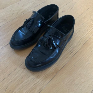 Dr Martens Adrian Loafers - välanvända och väldigt sköna. säljer för att de inte längre passar då lädret har mjuknat upp. storlek 42 men passar som 43