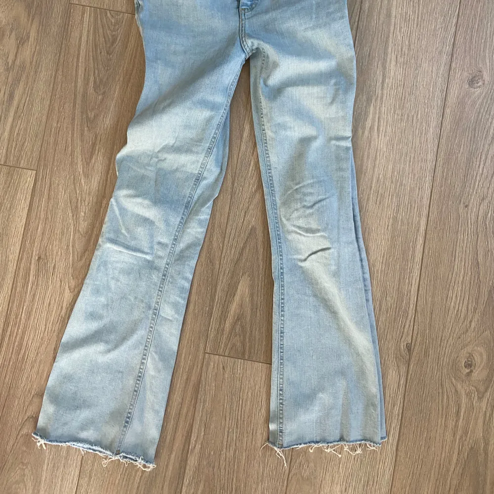 Ljusblå bootcut jeans från Zara, midwaist. De passar tyvärr inte mig längre. Sparsamt använda ❤️ Säljer billigt för snabb affär. Jeans & Byxor.