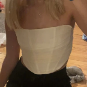 Korsettopp med snörning - Säljer en snygg vit korsettopp med snörning i ryggen. Har endast testat och prislappen sitter fortfarande på. Säljer nu för 200kr + frakt. Hör av dig vid frågor eller intresse!