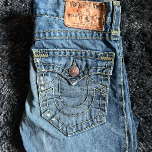 True Religion jeans  - True religion jeans bootcut fit, bra skick. W30 [Ytterbenslängd 98cm] [Innerbenslängd 75cm] [Midja 40cm] [Benöppning 23cm] (Bud 450kr)