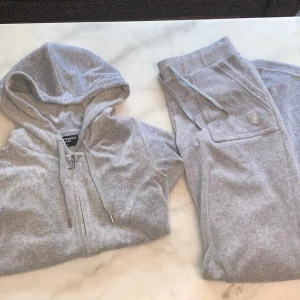 Juicy couture sett - Hej! Säljer mitt juicy couture sett i grå.  Använd 3/4 gånger så i nyskick. Storlek S på båda.
