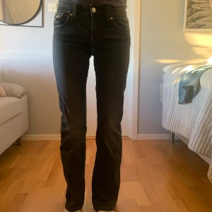 Gina Tricot Young Jeans - Snygga jeans från Gina Young som inte används längre. Midjemått rakt över 39 och innerbens längd 80cm. Perfekt längd för mig som är 1,68cm. Knappast använda och inga defekter.