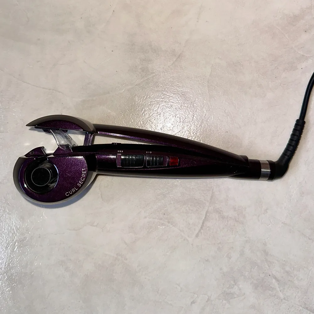 En automatisk locktång från Babyliss Paris, modell; Curl Secret! Superbra! <3 (Medföljer även ett oöppnat paket med ett tillbehör och information om locktången).. Övrigt.