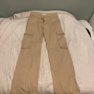 Gina Tricot Perfect Jeans - Säljer mina beiga cargos då dom blivit för små!🤗 Köpta tidig Oktober 2023 knappt använda✨ pris kan diskuteras! Kontakta för bilder eller annan info💓