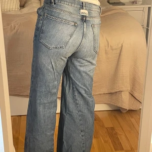 GANNI jeans - Utsvängda jeans från Ganni. Storlek 26/32 men nägot kortare i längden då dom sydde upp dom i Ganni-butiken när jag köpte dom. Köpte för runt 2500kr