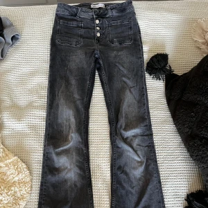 Jeans med fickor - Säljer dessa supersnygga jeans med fickor framtill! Är även långa i benen, innerbenslängd: 81cm 💓💓 Så snygga till hösten