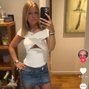 Slutsåld jeanskjol - Säljer en söt jeanskjol med stretch, knappt använd så den är i bra kvalité🌼midjemåttet runt kjolen är ungefär 82cm