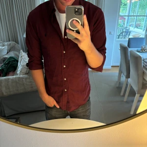 Ralph Lauren skjorta - Hej, säljer nu min fina Ralph Lauren skjorta storlek M slimfit. Den är i nyskick och kommer vara otroligt snygg i sommar. Nypris 1500kr! Vi kommer att sälja liknande produkter nu i sommar så glöm inte följa profilen!🌊🍾