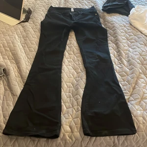 Svarta bootcut jeans från Bubblegum Denim - Säljer ett par svarta bootcut jeans från Bubblegum Denim i storlek 38. De är i bra skick och har en snygg passform med låg midja. Innerbenet 81cm
