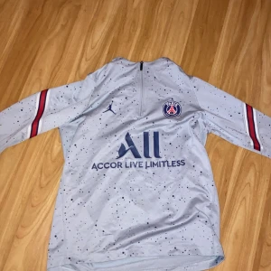 Psg tränings tröja  - Säljer den här psg teöjan för den inte passar längre. Okej skick det är en tråd borta längst ut i en av armarna men annars ganska bra skick. Storlek 147-158 cm