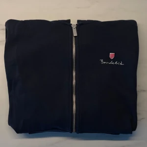 Bondelid huvtröja - En jättefin mörkblå huvtröja från Bondelid.   Storlek: s 