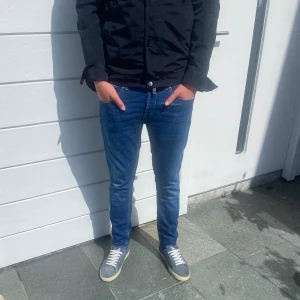 Dondup Jeans George  - Säljer nu dessa riktigt snygga dondup jeans som är i riktigt bra skick utan några direkta defekter, skriv vid fler frågor o funderingar🙌🏼