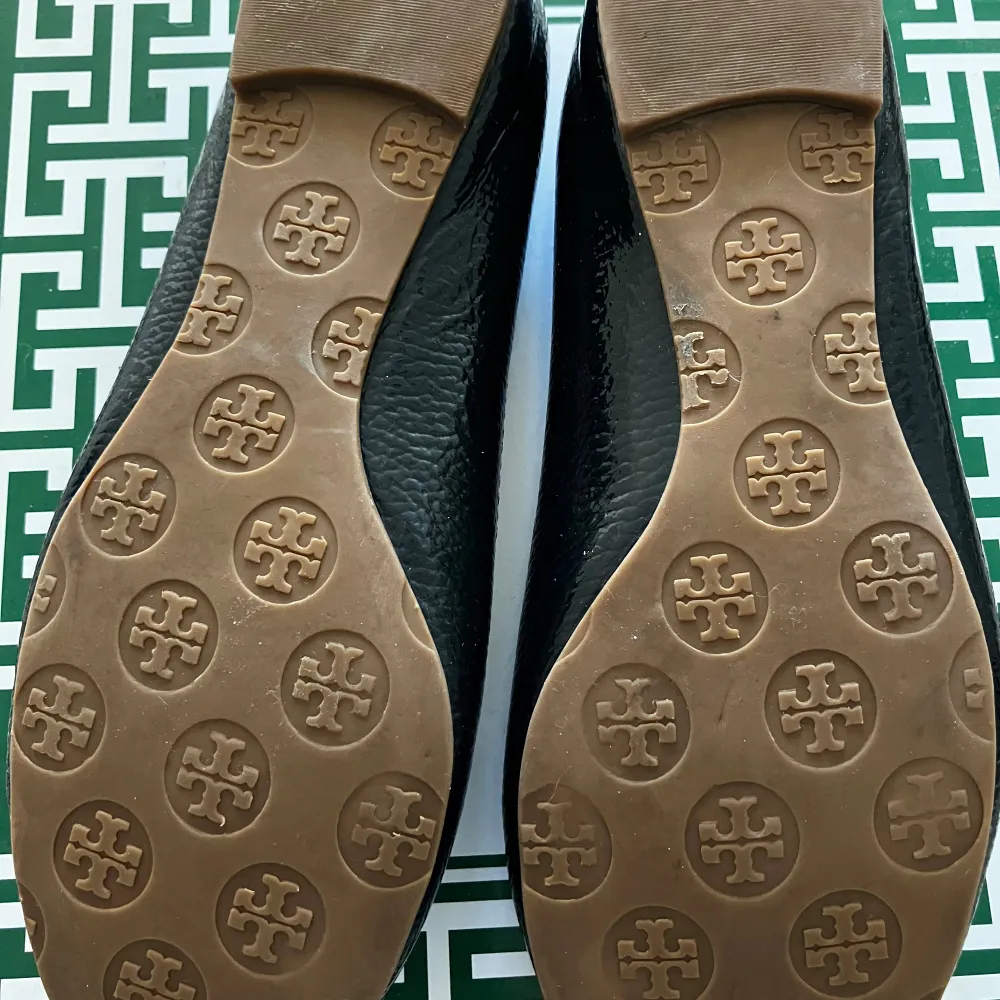 Tory Burch Ballerinas Reva i svart lack. Som nya, använda fåtal gånger som inneskor. Storlek 38 men små I storlek. Skor.