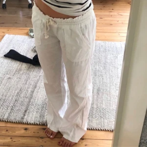 Roxy linnebyxor - Säljer mina Roxy linnebyxor i storlek S. Ena hålet är lite uppsprättat (syns inte när man knyter dom alls), därav priset! Annars är de i superfint skick och sparsamt använda. Kan mötas upp i Stockholm. 