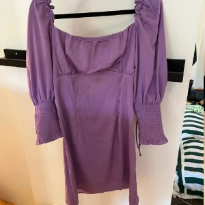 H&M klänning - Fin lila klänning i en unik lila färg med en mycket sminkrande skurning. Använd endats en gång