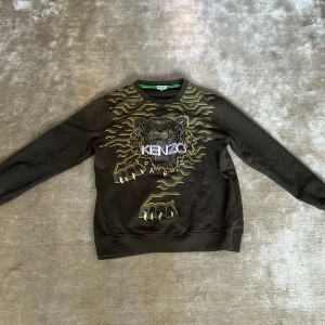 Kenzo tjock tröja - Sweatshirt Kenzo  i mycket bra skick. Har du frågor så skriv till mig. Pris kan diskuteras vid snabb affär. 
