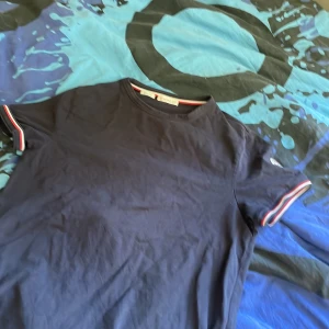 Monclear t-shorts  - Säljer min monclear t-shirt värd 2,500kr som jag haft i 1år och använt då och då och nu är den för liten mitt pris 449 Pris kan diskuteras 