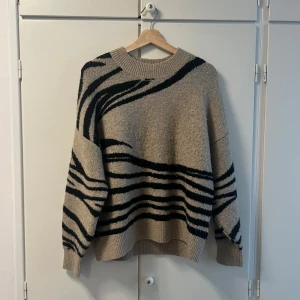 Stickad tröja 💞 - Stickad tröja💞 Stl M  ❤️Slutsåld❤️ Nypris ca 500kr 💘