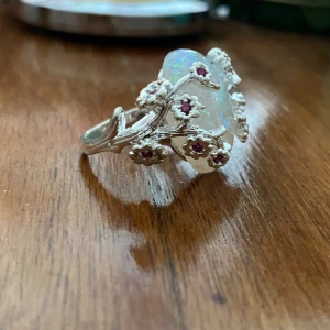 Vintage ring  - Ny ring i storlek 17 med trädgrenar och blommor i silver. Stenen är rejäl och gnistrande. Silverpläterad i storlek 17.