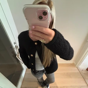 Så fin svart kofta! - Så mysig och fin svart kofta med guldknappar💕Jätte fin nu till hösten och på sensommaren💞 Köpte den i vintras så den är nästan som ny💘Inga defekter eller skador!