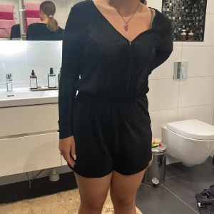 Byxdräckt med shorts från Gina tricot  - Använd 0-5 gånger inga fläckar eller märken 