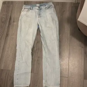 Säljer ett par ljusblå jeans från Grunt i storlek 29. De är i bra skick och har en klassisk femficksdesign med knapp och dragkedja fram. Perfekta för en avslappnad vardagslook! Köpta på kidsbrandstore. Dm för fler funderingar.