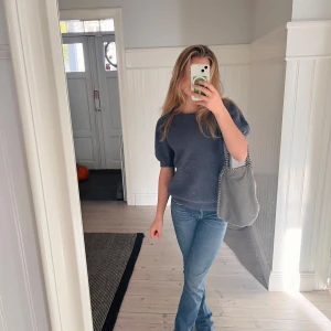 Söt stickad kortärmad tröja! 🩵🥹 - Säljer denna jättesöta stickade tröjan! Tröjan passar alla storlekar då den är ”stretchig”. Om ni vill ha fler bilder eller frågor så kontakta mig annars är det bara att klicka på köp nu! 💙🩵😇