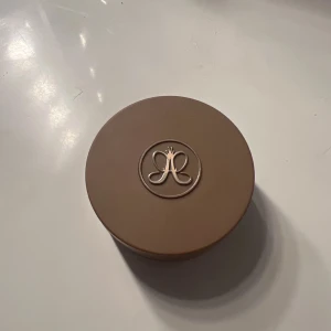 Anastasia Bronzer - Som sett är den lite använd, och har lucka i förpackningen, men det är inget som påverkar den går att stänga som vanligt och luckan syns inte när det är stängt. Därav billiga priset.🤍