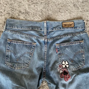 Levis jeans - Ett par coola Levis jeans säljer då de är för stora, straight leg med en cool detalj på backfickan, lite slitna med några håll, skriv privat om frågor, betalar inte för frakt