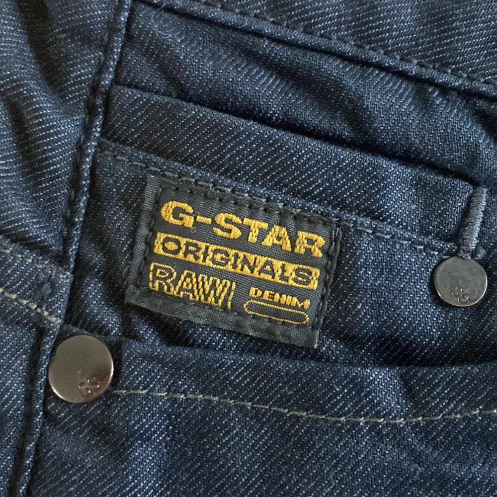 Ett par snygga lågmidjade g-star jeans i bra skick. Skulle säga att de är bootcut. Midjemåttet är ca 39 cm rakt över. Innerbenslängden är 78 cm. Färgen är mörkblå/svart. Jeans & Byxor.