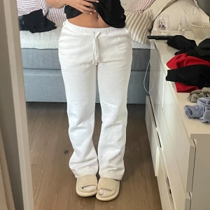 LXA mjukisbyxor - Vita LXA mjukisar i jättegott skick, storlek XS men passar även som en storlek S, jag är 166cm lång