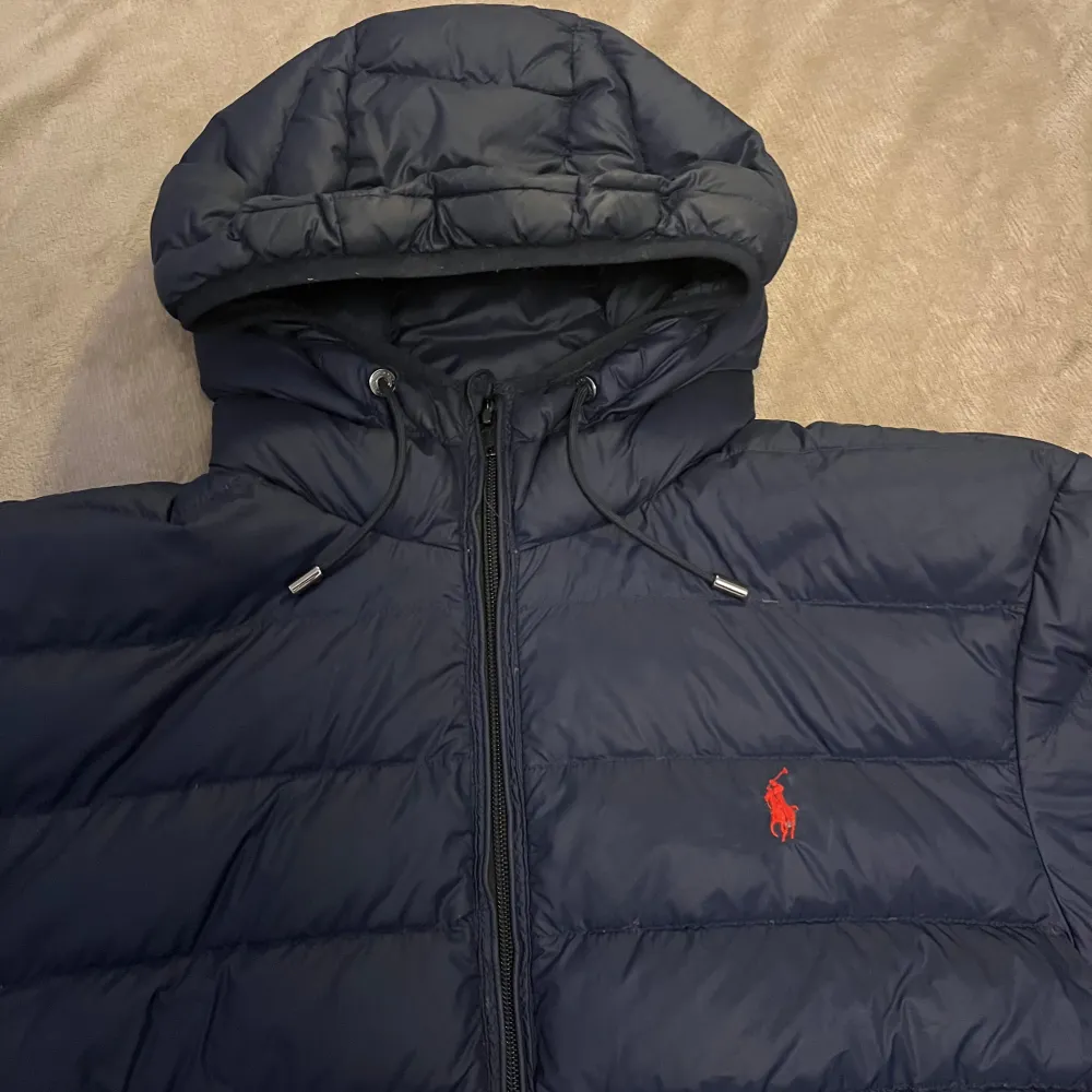 Snygg Ralph lauren jacka | Storleken är L | Skicket är bra förutom drag kedjan till en av fickorna som har gått sönder, går säkert att fixa, sen en liten reva och en till i innerfickan annars fint skick | Hör av er vid frågor!. Jackor.