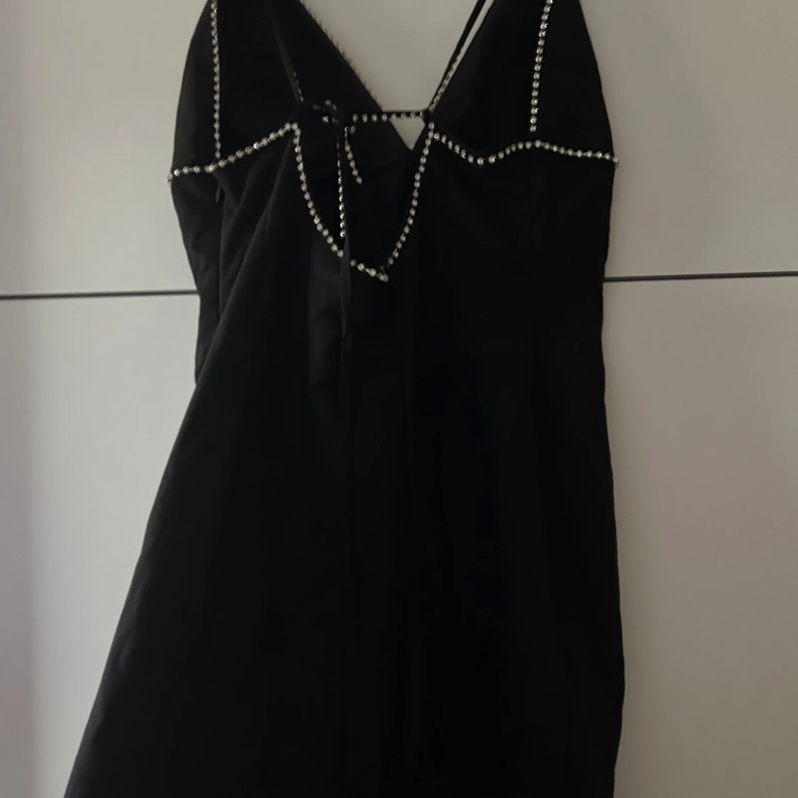 Svart asymmetrisk klänning från Adoore - 91