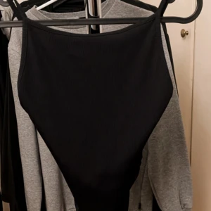 Bodysuit top  - Säljer en svart bodysuit från ZARA, har inte kvar prislappen så vet tyvärr inte vilken storlek, tror dock det kan vara S, använd ett par gånger men är i god nyskick, hör av dig vid flera frågor eller bilder. Säljer: 50kr🖤