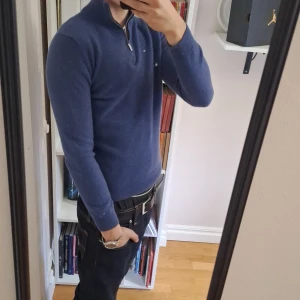 Kashmir quarterzip  - En skön blå kashmir quarterzip från Massimo Dutti i storleken M men sitter mer som S. Är i bra skick utan några defekter. Priset är inte hugget i sten så det är bara höra av sig