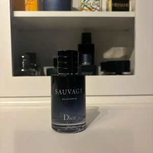 Parfym  - Säljer en flaska Dior Sauvage Eau de Parfum. Det är ungefär 50/60 ml kvar. Skriv om ni har några frågor:)