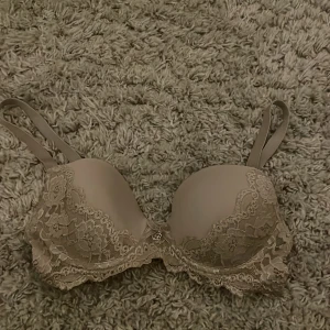 BH från Cubus, pris går att diskutera. - Jag säljer en BH från Cubus då jag köpte den online och den var för liten. Jag har endast provat den. Den är i väldigt bra skick. Original priset var 250kr!