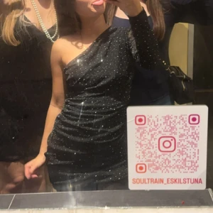 jätte söt glittrig klänning  - Storlek S jätte söt glittrig  klänning , använd en gång!! säljer då den inte kommit till användning, och den är ju perfekt till fester!  priset kan såklart diskuteras!💞