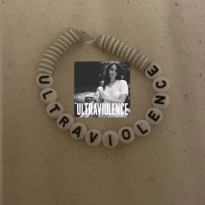Ultraviolence album lana  - Lana del reys “ultraviolence” album💓 Elastiskt band så passar många! Handgjort 💓