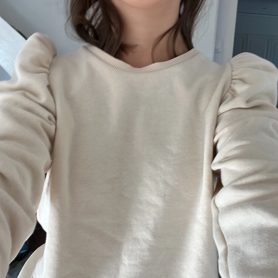 Beige puffarmströja - 90