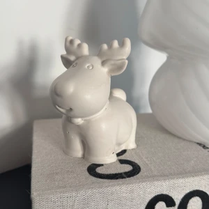 Handgjord ren - Handgjord ren gjord av plaster (känns som betong)  Säljs för 60kr Färg: Vit