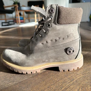 Timberlands 6”  - Säljer dessa Timberlands Special Edition pga att de är något för små. Har sällan använts pga detta. Grågröna och sjukt snygga. 