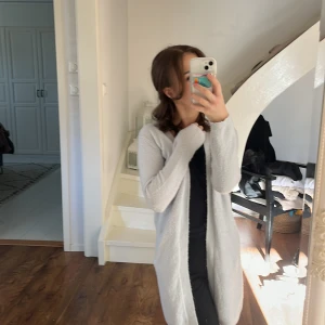 Långkofta - En grå skön långkofta. Storlek 146/152 men passar mig som har xs i vanligafall . 