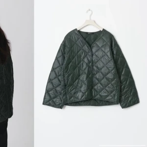 Jacka - Jag säljer en super fin SVART vinter jacka från Gina! Jackan har använts två gånger. Köpt för ungefär 2 veckor sedan. Det var ett impuls köp och storleken är för stor för mig så säljer den här istället för att krångla med retur! OBS INTE MINA BILDER❤️