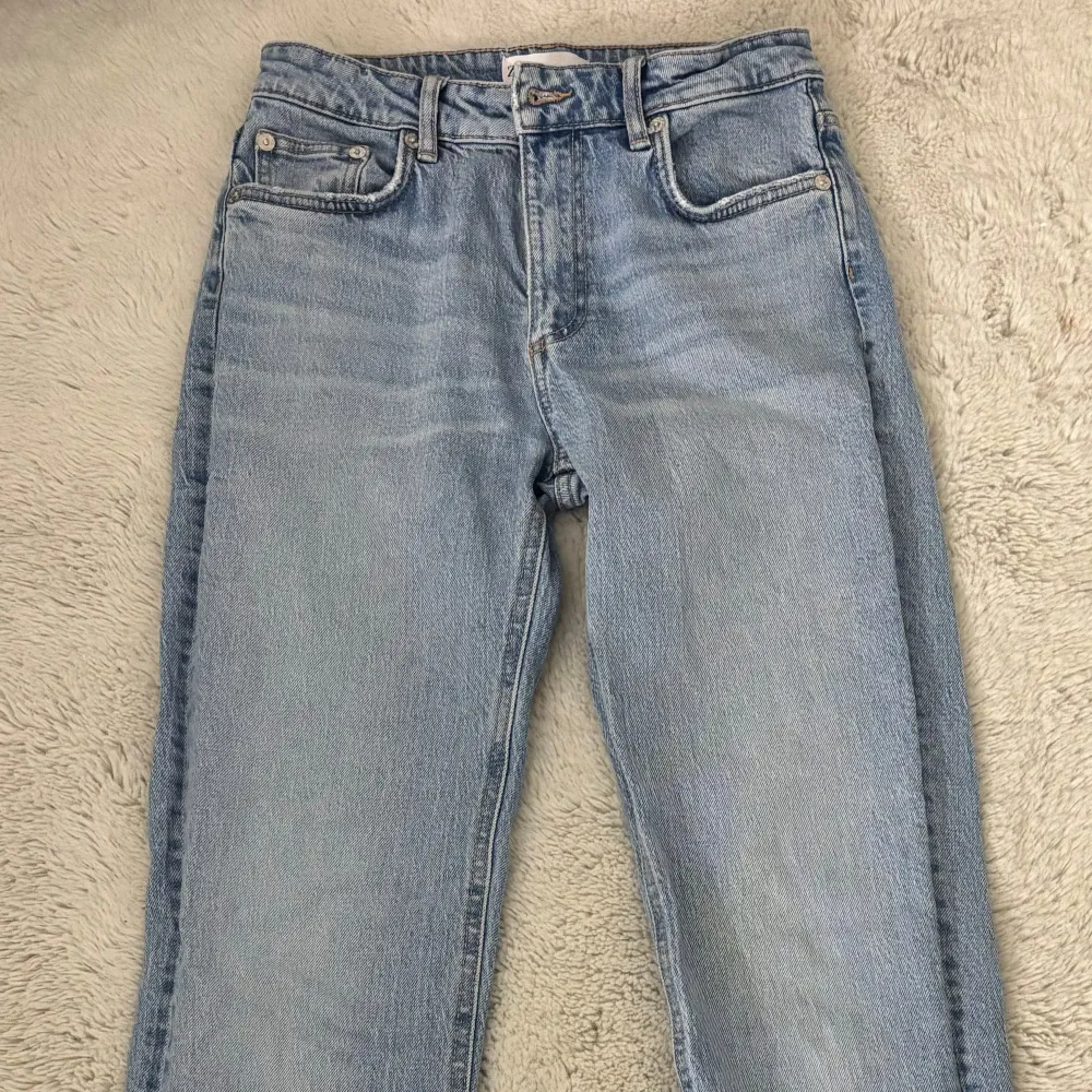 Säljer ett par ljusblå jeans i bra skick från ZARA. De har en klassisk straight passform i storlek 34. Perfekta för vardagsbruk och kan matchas med det mesta i garderoben. Personligen en av mina favorit jeans men de är för små för mig.. Jeans & Byxor.