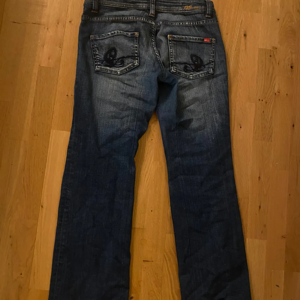 Jätte fina Lågmidjade bootcut jeans med detaljer! Använda ett fåtal gånger💕. Jeans & Byxor.