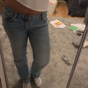 Blå jeans från Neuw - Säljer ett par snygga blå jeans från Neuw i mycket bra skick. De är lågmidjade och har en straight passform. Använda några få gånger. Nypris 1499kr. Storlek 26, passar någon som har S/M och jag är 1,70 lång.